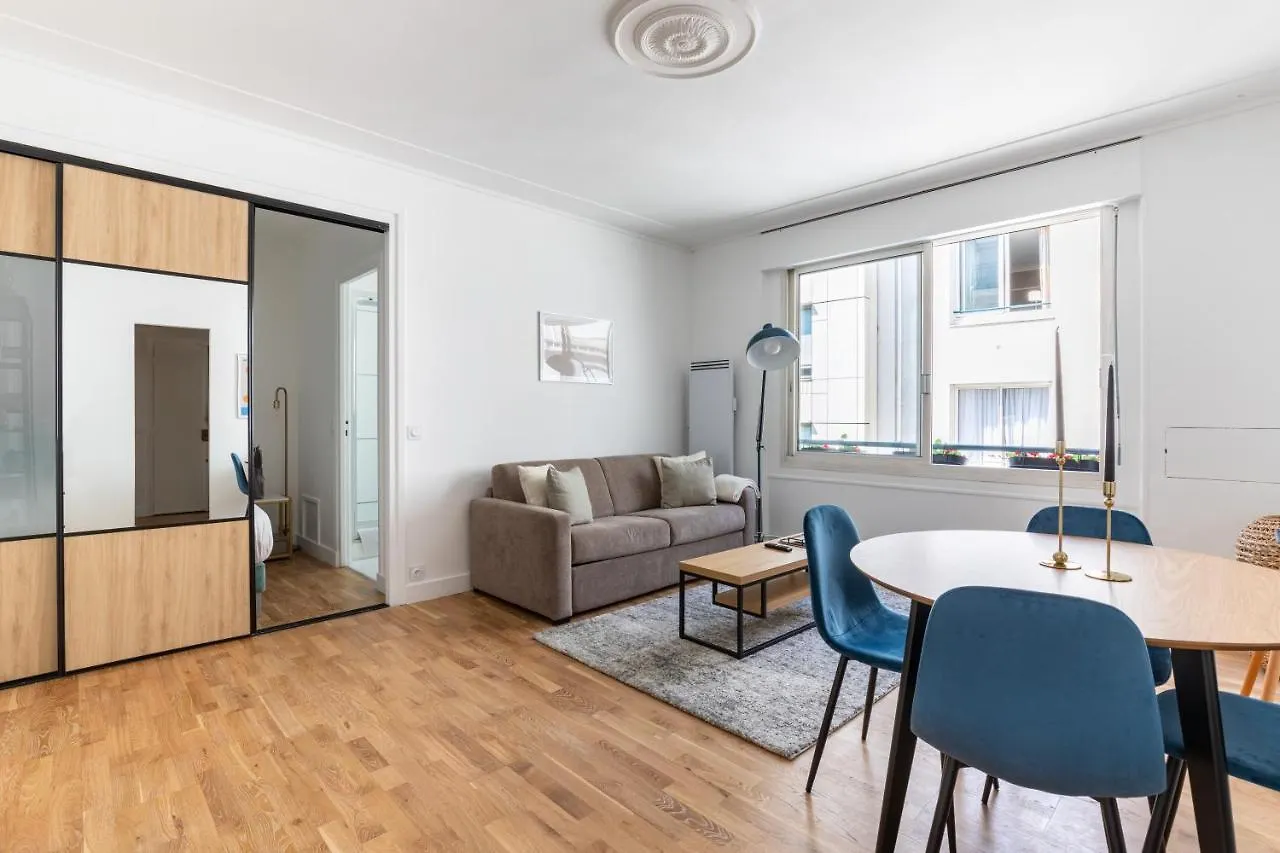 Home Suite Home Montaigne Place De L'Alma France