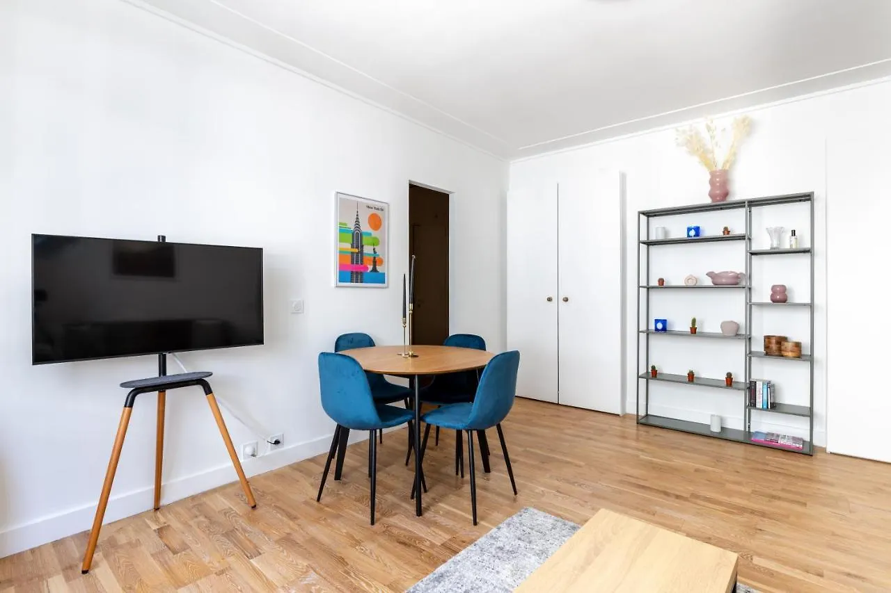 Home Suite Home Montaigne Place De L'Alma 0*, Paris France