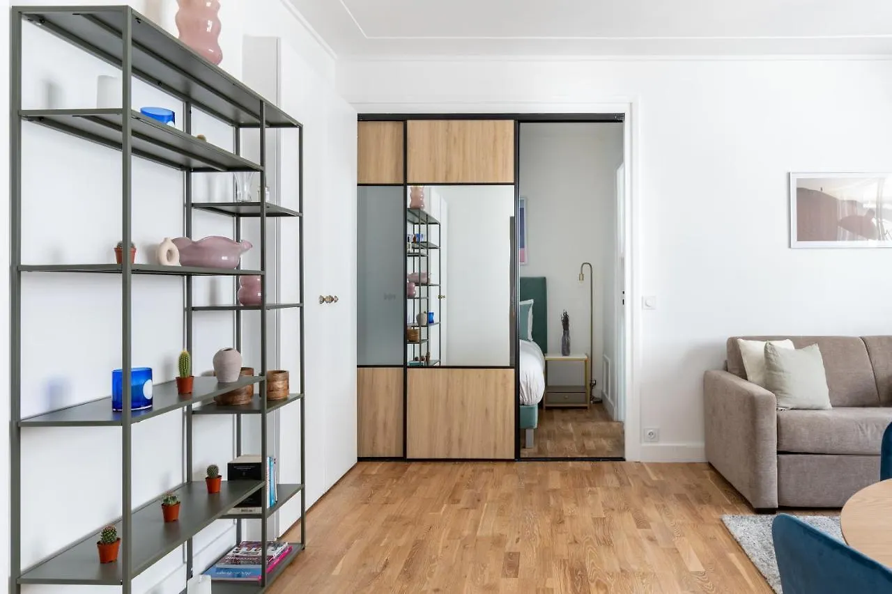 Home Suite Home Montaigne Place De L'Alma 0*, Paris